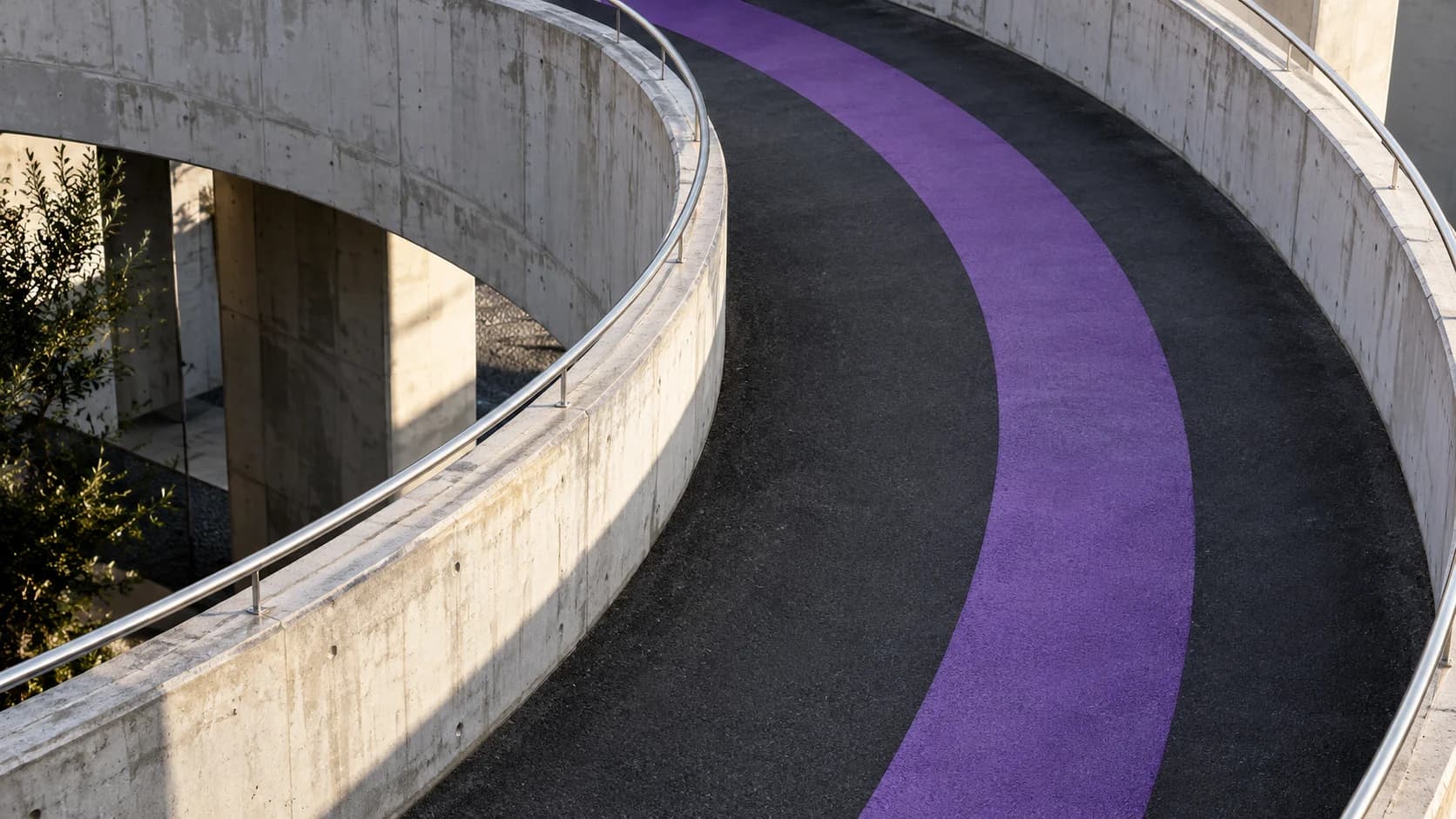 Caminho violeta acompanhando uma curva de concreto